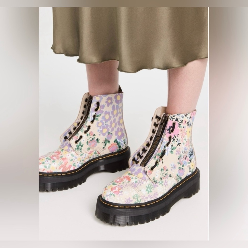 Dr. Martens
Sinclair Boots Women Size 6 - Picture 5 of 8